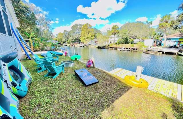 Paddle Paradise: 3/2 bath house with Jacuzzi, Kayaks, Paddleboards & Game Room