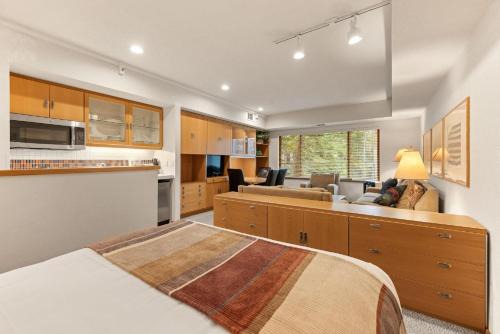 Palisades Tahoe Lodge Rentals Studio #228