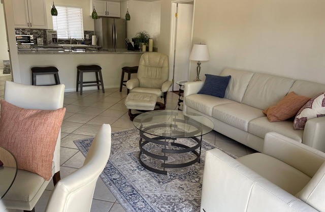 Palm Desert airy two bedroom-steps from the pool!-golf, tennis, pickle ball!