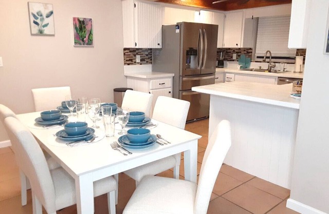 Palm Gardens - Hot Tub - Screened Patio - Minutes to the Beach - Pets