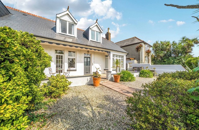 PALM HOUSE, pet friendly, country holiday cottage in Newquay