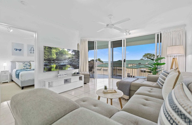 Palm + Sea – 50 m to Trinity Beach Pool Wi-Fi