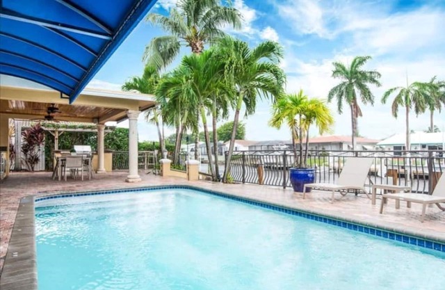 Palm Villa: New Remodel/Waterfront/Salt Water Pool!