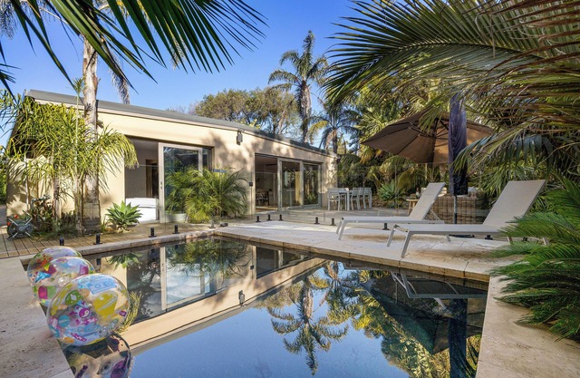 Palms on Hardy: 4 BR, 2 BA in Rye, Sleeps 10