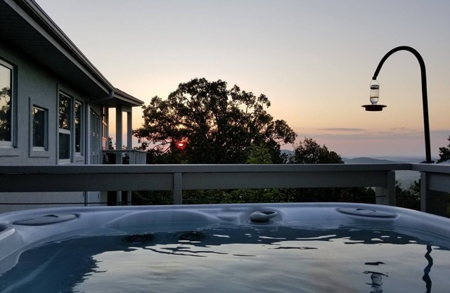 Panoramic Big Sky/Water Vistas: Spacious, Luxury Mtn Contemporary on 2/3 Acre!