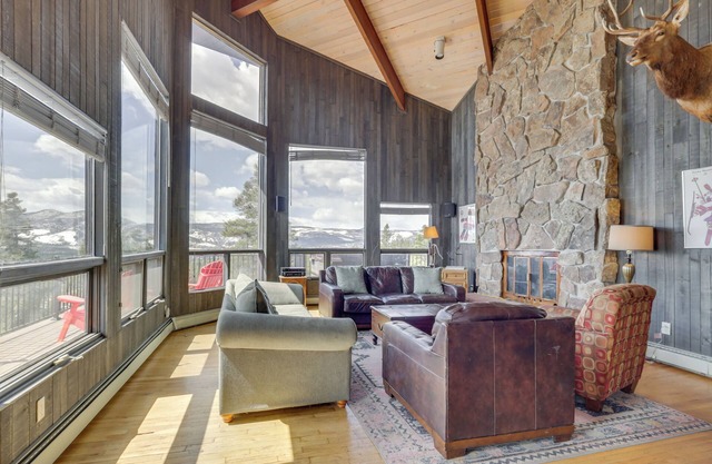 Panoramic Mountain-View Retreat w/Hot Tub + Deck!