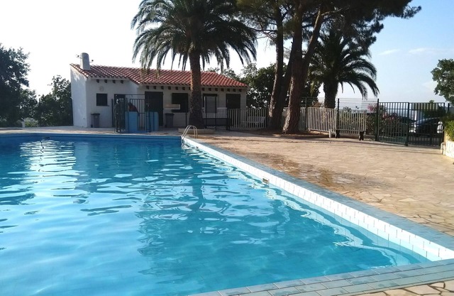 Panoramic view, with swimming pool: between sea and mountains, in a peaceful setting.