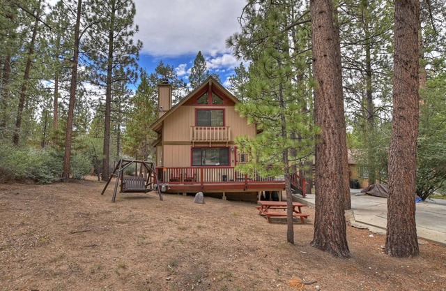 Papa Bear Cabin By Destination Big Bear: Conveniently Located to Big Bear Amenities! Wood Burning Fireplace! Close to Biking Paths!