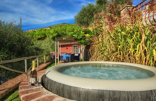 Paradise Cottage with garden and private Jacuzzi