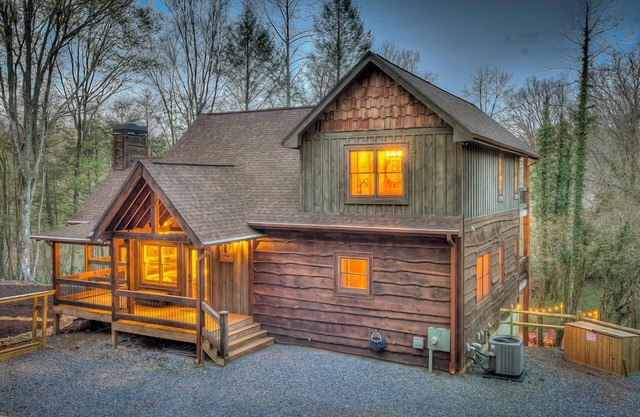Paradise Creek - Creek Front | Perfect for Families | Hot Tub