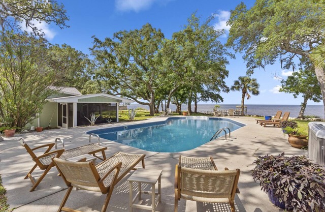 "PARADISE ON THE BAY!" Private Pool, Dock & Hot Tub! Just 10 min to SGI