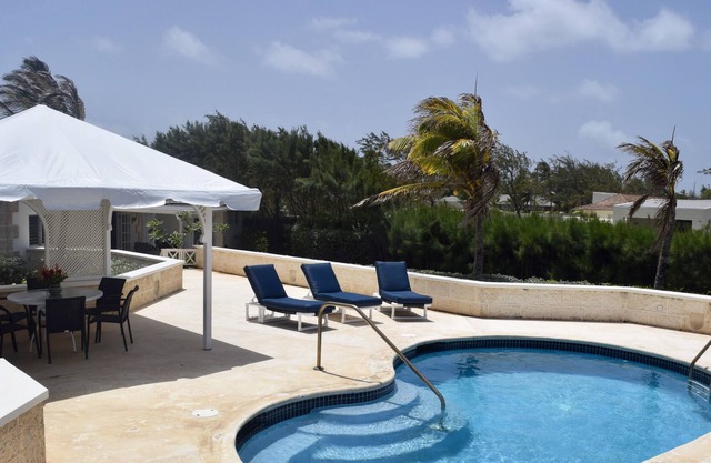 Paradise Point: Beautiful Two Bedroom Ocean Front Villa w Private Pool and Deck.