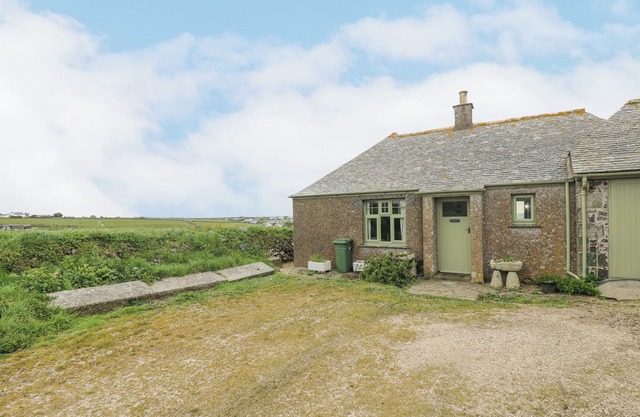 PARC AN CASTLE COTTAGE, family friendly, with a garden in The Lizard