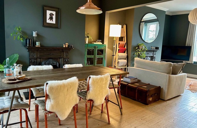 Park Grove Retreat. Stylish Victorian house with private parking and garden
