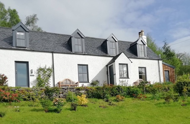 Park House, Restored Traditional Croft House With Beautiful Views Of The Loch