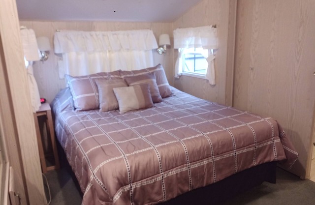Park Model 55+Cozy 1-bedroom, WiFi, AC, cozy place in Edinburg, TX.
