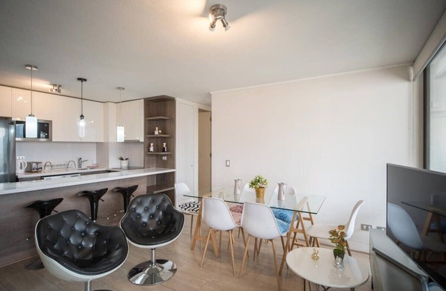 Park & Shop: Chic 2BR sleeps 6, Las Condes