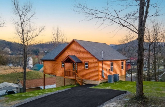 Parkway Paradise w/Private Hot Tub