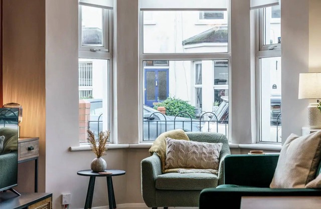 Pass the Keys | Belmont Bolthole 2 Bed Bars and Eateries Abound