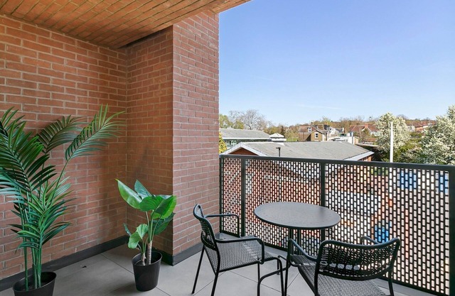 Pass the Keys | Chic 3-Bedroom Retreat with Private Balcony