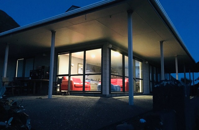 PAUA POINT Close to beach, big deck/views, homely, wifi, a gem! Relax and enjoy!