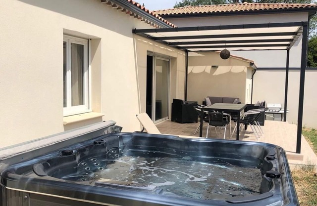 Peaceful villa with garden, terrace, barbecue. and jacuzzi for 6 people!