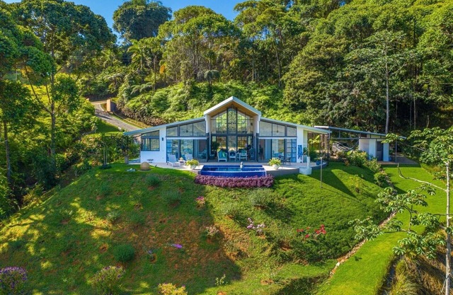 Peaceful villa, 3 bdrs with amazing mountain views!
