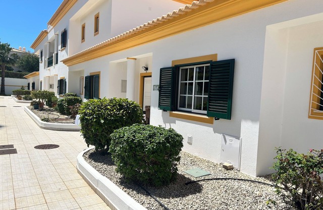 Peaceful 1BR Garden Apartment with pool, WiFi, Gale, Albufeira