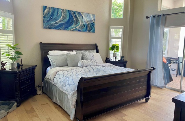 Peaceful 2-bedroom house with Pool, hot tub, and Lakeview