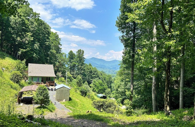 Peaceful 3BR Forest Retreat with Mountain Views – Perfect for Family Getaways!