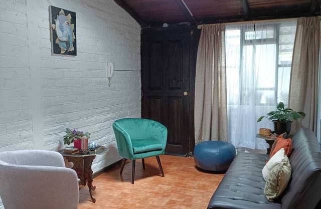 Peaceful 4-guests city cottage near the heart of Quito-free parking