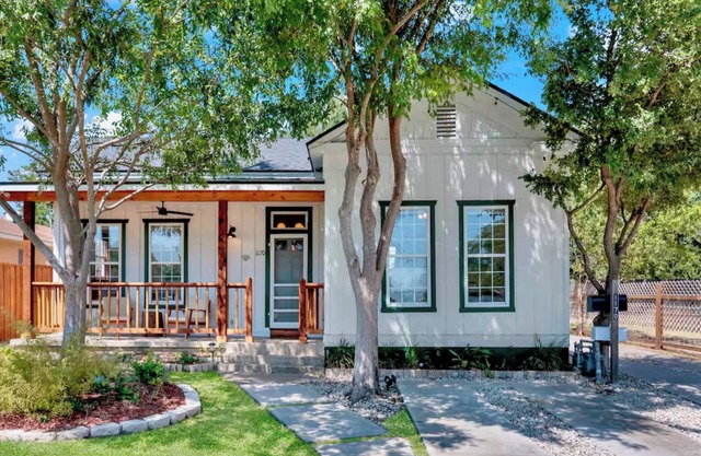 Peaceful Austin Cottage l Private Yard l Centrally Located