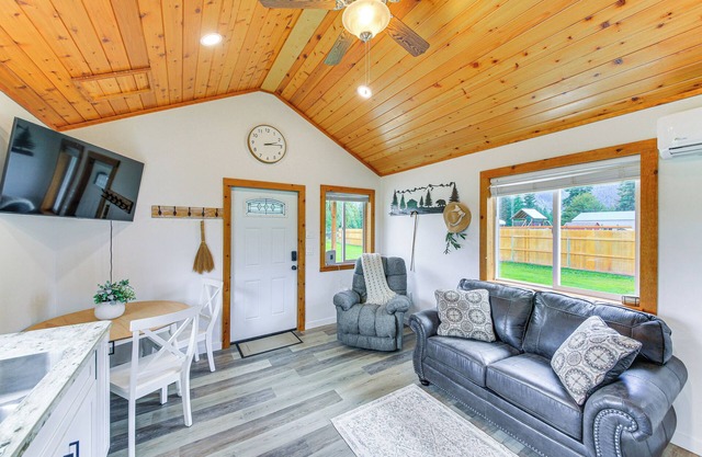 Peaceful Bonners Ferry Cabin w/Deck & Mtn Views!