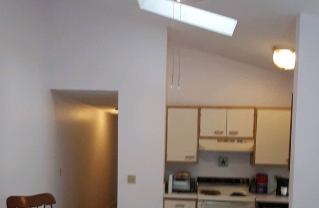 Peaceful Cape Cod Condo 7 minutes to great Nauset Beach!