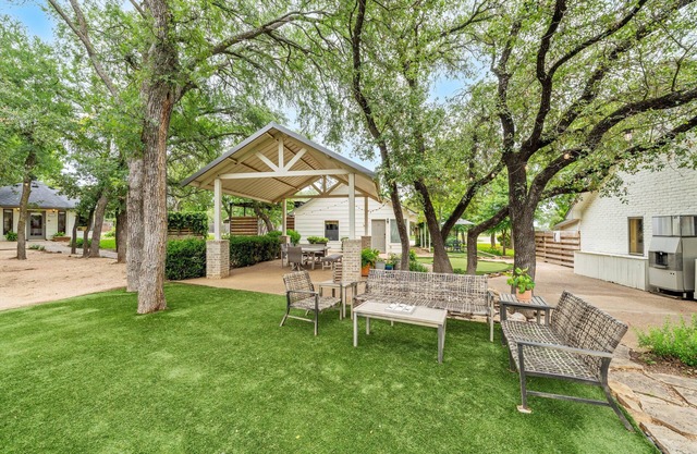 Peaceful Cottage on Country Retreat Destination with Pool & 20 Minutes to Waco!