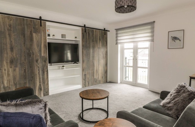 PEACEFUL HARBOURSIDE FLAT, family friendly in Irvine