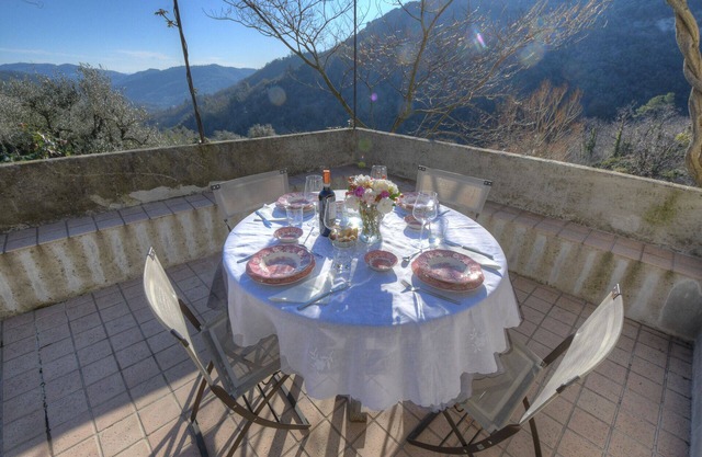 "Peaceful Holiday Home with Garden, Sea View and Historic Roses"