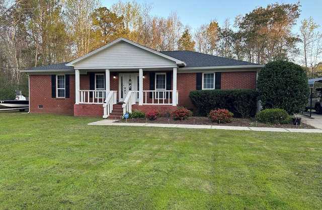 Peaceful Home Away From Home! 20 minutes from the beach! Quiet neighborhood!