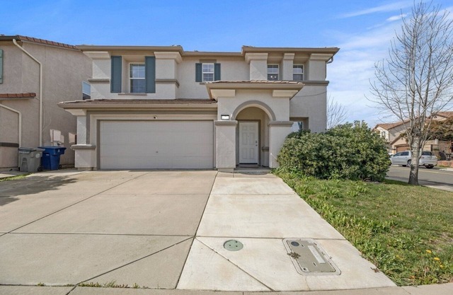 Peaceful house next to the park - close to airport