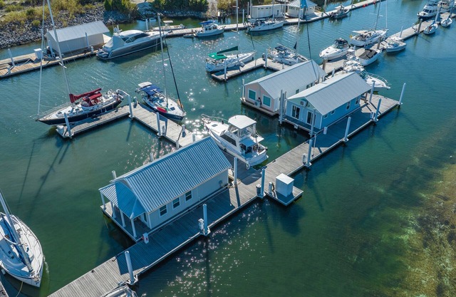 Peaceful! Inviting! Clean! Perfect! Heavenly floating getaway! Dock your boat!