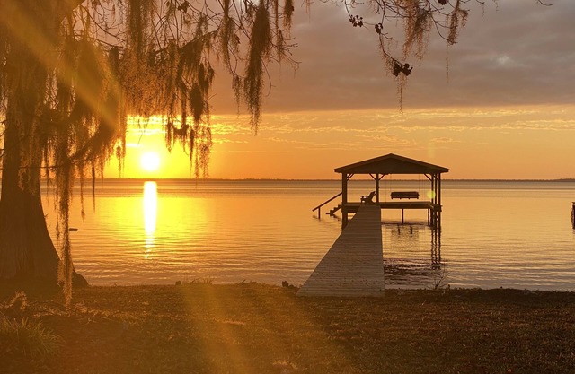 Peaceful Lakefront Cottage