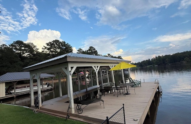 Peaceful Lakefront Family Retreat Awaits. Private Dock! Kayaks! Get-Away