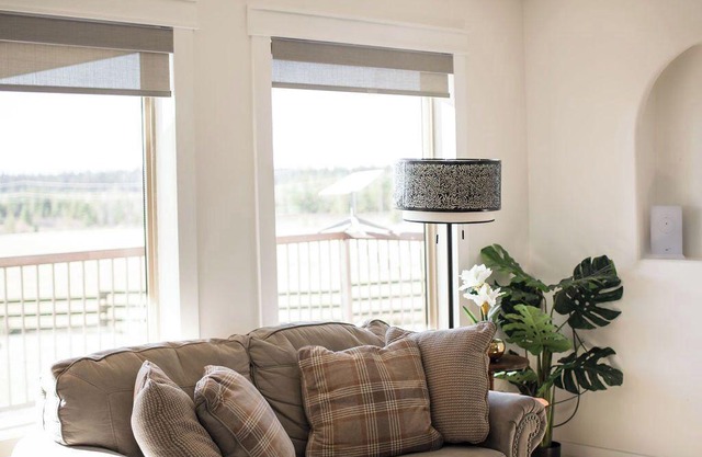 Peaceful Private Home, 7 mins from town. With all the essentials for relaxation