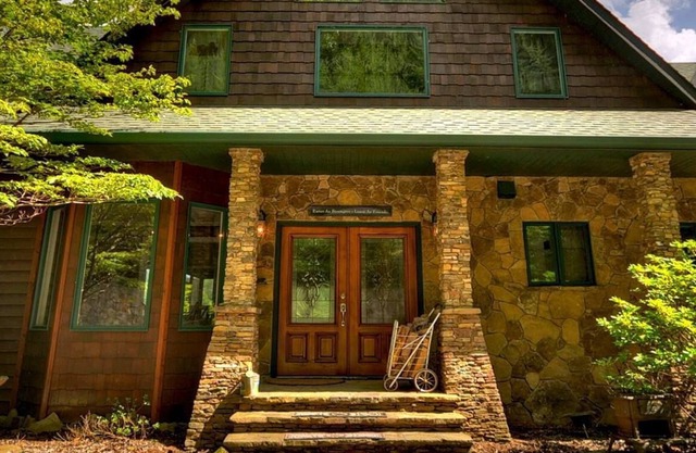Peaceful Retreat in the mountains on the Toccoa River - 15 mins. to Blue Ridge