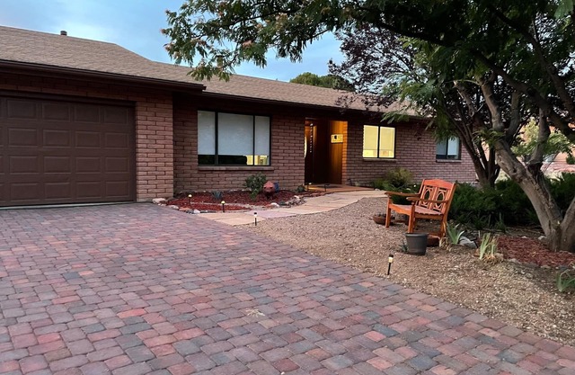 Peaceful Sedona retreat with red rock views, walk to Sedona Golf Resort