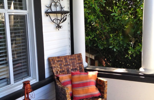 Peaceful spacious 2 BR suite 2 blocks to ocean 3 min. drive to downtown Victoria