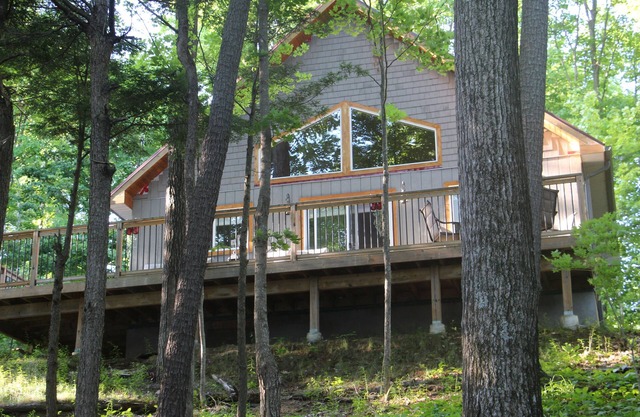 Peaceful Waterfront Cottage with Sand Beach