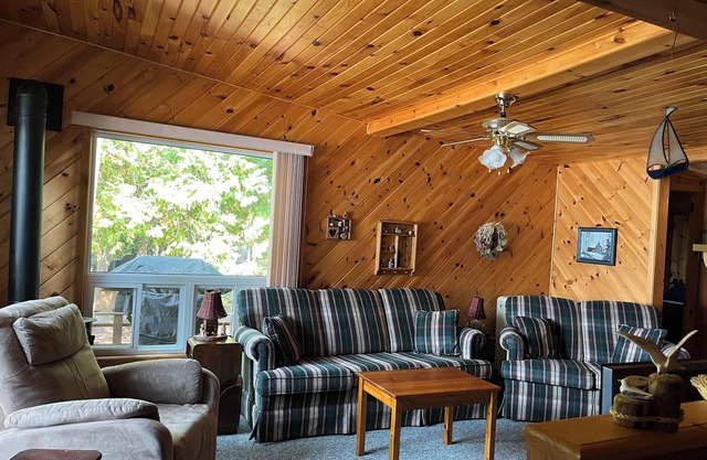 Peaceful Waterfront Cottage on Ottawa River – Nature Lover’s Retreat!