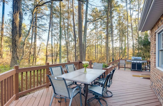 Peaceful Waterfront Durham Retreat w/Huge Deck!