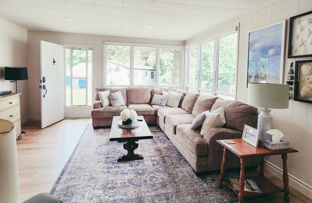 "Peaceful Waterside Getaway: Sleeps 8, Short Stroll to Shops"n